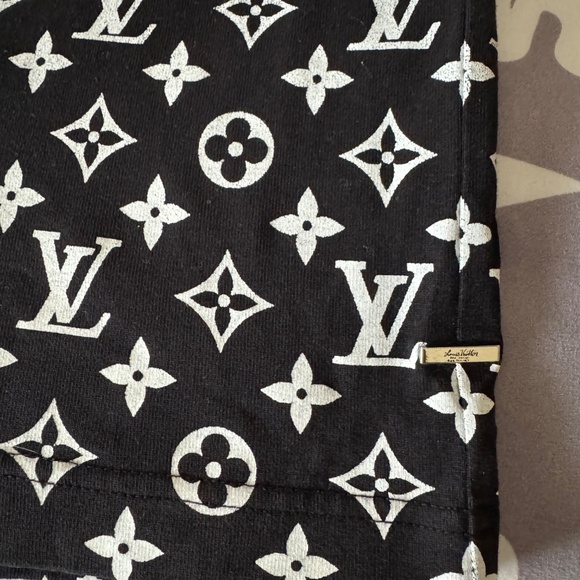 LV Gradient Monogram T Shirt - Picture 3 of 3